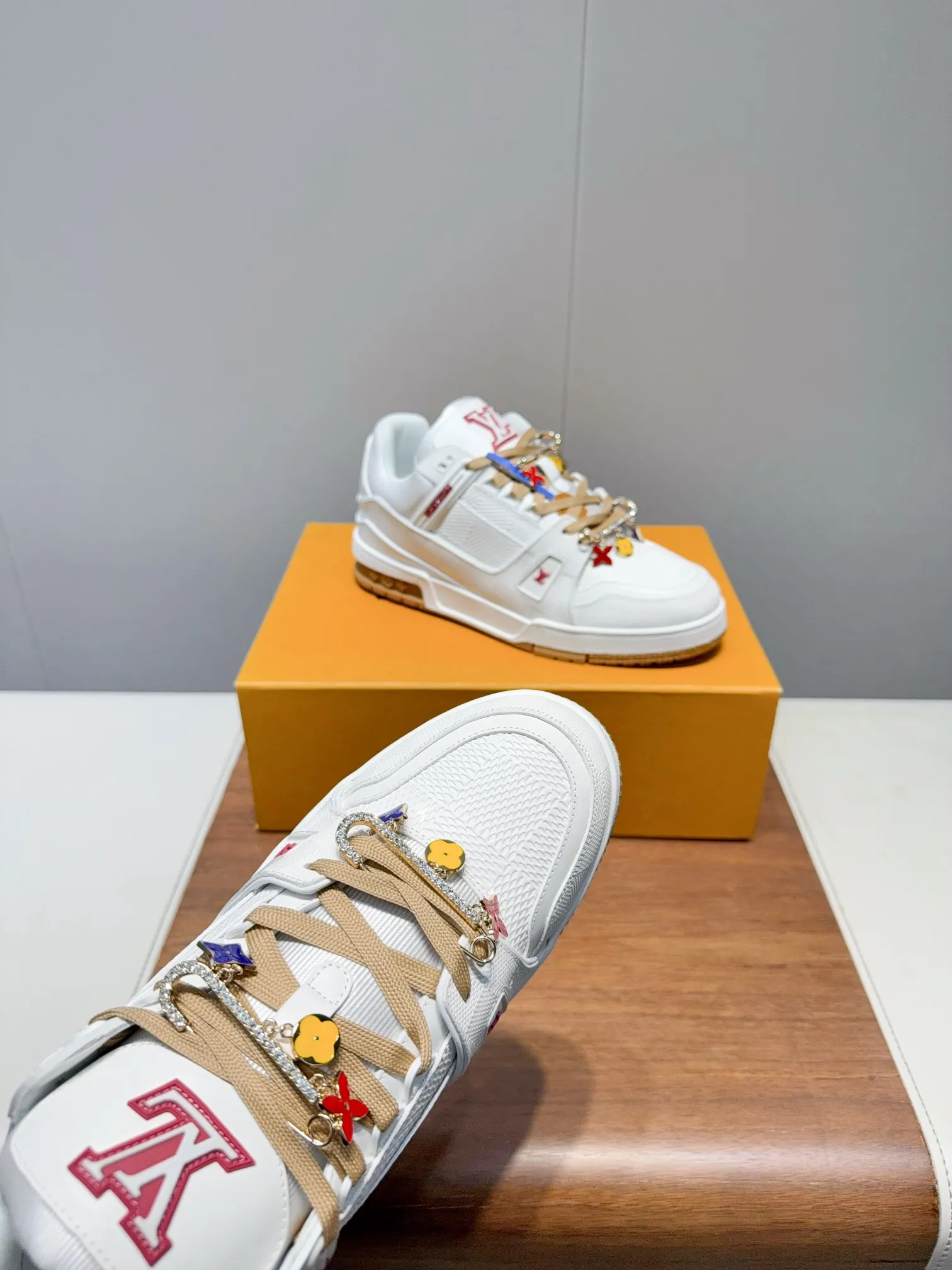 👟👟Ex-factory price 780👟👟Louis Vuitto- Louis Vuitton Couple's Casual Sports Shoes Skateboard Shoes Original purchase, development and production This LV Traine- sports shoe is made of cow leather to create a complex upper, which requires several hours of ingenious sewing to complete. The classic configuration is from the hands of Virgil Ablo-, showing the inspiration of retro basketball shoes. Exquisite packaging at the delivery counter. Fabric: Original customized first-layer cowhide. Inner foot pad: Breathable mesh. Heel height: 3cm. Outsole: Original molded two-color TPU combination outsole. Size: 35-45 (40 for women and 45 for men. Custom-made, non-refundable) (Note: Bulk items do not come with buckles. Please inform us if you need buckles when ordering) Buckle +20